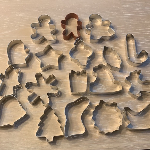 Wilton 18 piece cookie cutter set so clean I don’t think they were ever used - Picture 3 of 4